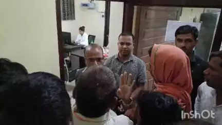 मल्हारगढ़: पिपलिया मंडी में लहसुन की नीलामी रुकने से आक्रोशित किसानों ने कार्यालय घेरा, आश्वासन पर शांत हुए