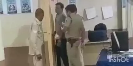 गंधवानी: गंधवानी पुलिस ने धोखाधड़ी मामले में 3 साल से फरार ₹5000 के इनामी धार निवासी आरोपी को किया गिरफ्तार