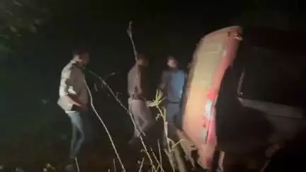 पत्थलगांव: जशपुर पुलिस के ऑपरेशन आघात में 30 लीटर अवैध कच्ची महुआ शराब के साथ आरोपी किया गया गिरफ्तार