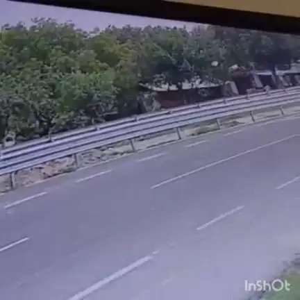 ऊंचाहार: छीटू सिंह का पुरवा सवैया हसन गांव के पास कार ने बाइक सवार को मारी टक्कर, घटना का सीसीटीवी वीडियो आया सामने