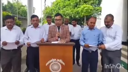 अररिया: व्यवहार न्यायालय परिसर में अंतर्राष्ट्रीय नशा मुक्ति दिवस पर शपथ समारोह, समाज को नशामुक्त बनाने का संकल्प लिया गया