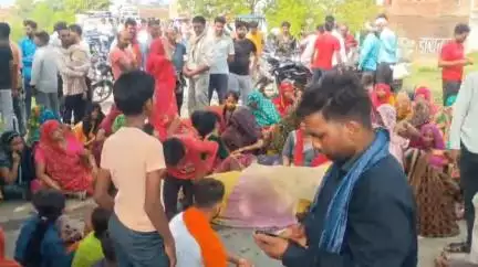 माधौगढ़: माधौगढ़ बंगरा मुख्यमार्ग पर शव रखकर लोगों ने लगाया जाम, युवक की हत्या पर परिजनों का आक्रोश