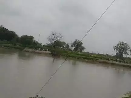 माथना गाँव मे  इस खंबे को हटाना चाहिए लाइट का तार टूटने की संभावना है टूटने की संभावना है