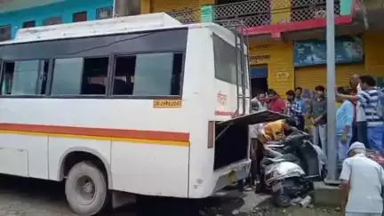 पौड़ी: परसुंडाखाल बाजार में बस के ब्रेक न लगने से अनियंत्रित वाहन की चपेट में आए पीछे खड़े दुपहिया वाहन