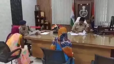 मऊ: बकवल स्थित एसपी कार्यालय में एसपी इलामारन जी ने की जनसुनवाई, लगभग 19 मामलों के निस्तारण के दिए निर्देश