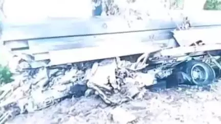 बहेड़ी: बरेली नैनीताल हाइवे पर देवरनियाँ थाने के नजदीक अनियंत्रित होकर पेड़ से टकराया ट्राला, चालक की जिंदा जलकर हुई मौत