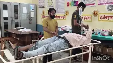 अतरौली: गंगीरी, मकदूमनगर पर दो बाइक आमने-सामने टकराई, हादसे में दोनों बाइक के चालक घायल