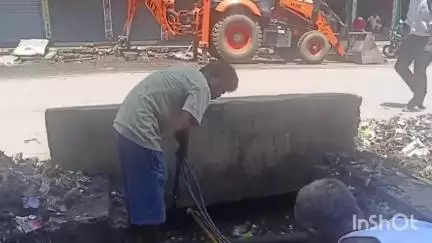 কোচবিহার ১: রথযাত্রার আগে বাসস্ট্যান্ড এলাকায় নিকাশী নালার কাজ ও কালবাট ঠিক করার কাজ করছে ১৯ নম্বর ওয়ার্ডের কাউন্সিলার
