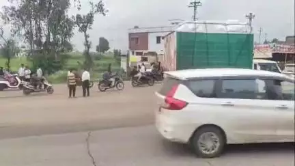 हातकणंगले: पुणे-बेंगलोर महामार्गावरील टोप फाटा साई स्ट्री हॉटेल समोर अज्ञात डंपरने दुचाकीला धडकेत वृद्धा ठार