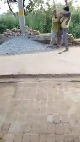 जनपद एटा की मारहरा कोतवाली के ग्राम अजानपुर में दबंग द्वारा लाठी, डंडे से मारने एवं गाली गलौज एवं जान से मारने का प्रयास