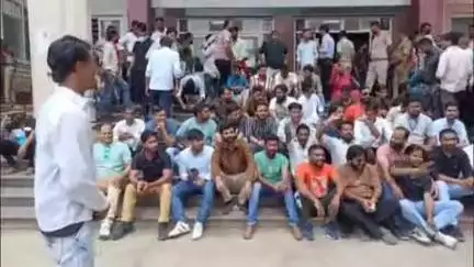 लाडपुरा: MBS अस्पताल के 154 संविदाकर्मियों ने बकाया वेतन भुगतान को लेकर दूसरे दिन 2 घंटे का कार्य बहिष्कार जारी रखा