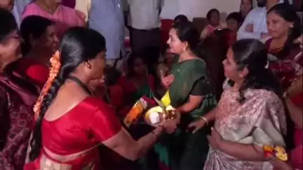 ಧಾರವಾಡ: ನಗರದಲ್ಲಿ ಗರ್ಭಿಣಿಯರಿಗೆ ಉಡಿ ತುಂಬಿ, ಆರತಿ ಬೆಳಗಿದ ಧಾರವಾಡ ಜಿಲ್ಲಾಧಿಕಾರಿ ದಿವ್ಯ ಪ್ರಭು
