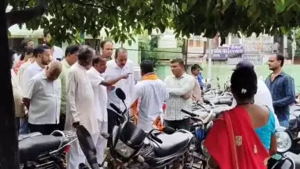 କାମାକ୍ଷାନଗର: କାମାକ୍ଷାନଗର ମେଡ଼ିକାଲରେ ଗୁରୁବାର ୧୧ଟାରେ ଫଳ ବଣ୍ଟନ କରିବା ସହିତ ରୋଗୀଙ୍କ ସହିତ ଆଲୋଚନା କଲେ ବିଧାୟକ ଶତ୍ରୁଘନ ଜେନା