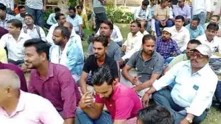 लखीमपुर: लखीमपुर कलेक्ट्रेट स्थित मैदान में थोक रेट निर्धारण की मांग को लेकर खुदरा कृषि व्यापारियों का धरना-प्रदर्शन जारी