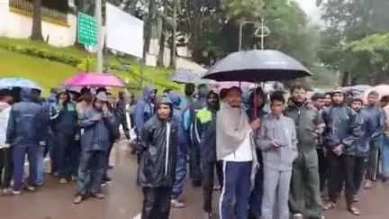 दंतेवाड़ा: एनएमडीसी किरंदुल-बचेली परियोजना में स्थानीय भर्ती की मांग को लेकर आदिवासी ग्रामीणों ने अनिश्चितकालीन धरना दिया