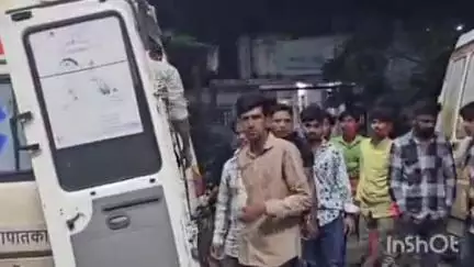 शाजापुर: शाजापुर जिला अस्पताल में शर्मनाक तस्वीर: घायल और परिजन स्ट्रेचर खींचते रहे, स्टाफ नदारद!