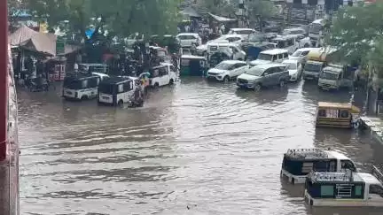 मानसून एक्टिव होने के बाद से जारी बारिश ने जयपुर के हालात खराब कर दिए .... बता दे की सड़क पर जगह-जगह गड्ढे हो गए ...