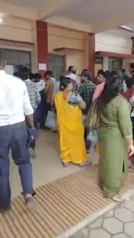 केंद्रीय विद्यालय के लिए लोगों को बहुत परेशानी हो रही सुबह 6 बजे से लोग लाइन में खड़े हो रहे #कटनी#prabhakarsingh584