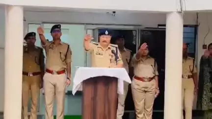 शाहजहांपुर: पुलिस अधीक्षक कार्यालय में एसपी ने अंतर्राष्ट्रीय नशा निरोधक दिवस पर पुलिसकर्मियों को नशा मुक्ति की शपथ दिलाई