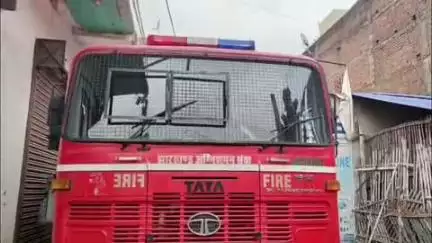कोडरमा: तिलैया थाना क्षेत्र में कोडरमा स्टेशन के पास भदानी रोड पर एक तीन मंजिला इमारत में भीषण आग