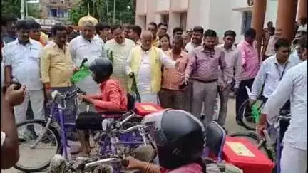 बिहार: ग्रामीण विकास मंत्री श्रवण कुमार ने बिहार शरीफ में 23 दिव्यांगजनों को बैट्रिक चलित ट्राई साइकिल वितरित की