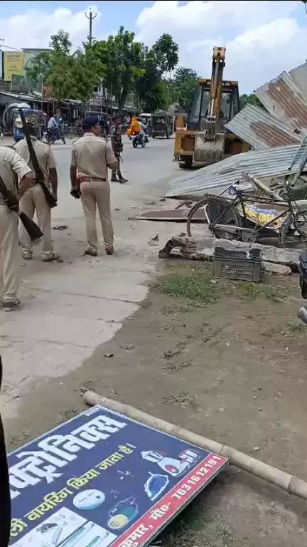 किशनपुर बाजार में अतिक्रमण के विरुद्ध थानाध्यक्ष किशनपुर तथा अंचलाधिकारी किशनपुर के नेतृत्व अभियान चलाया जा रहा है।