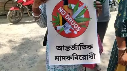 বালুরঘাট: বালুরঘাটে ২২ নম্বর ওয়ার্ডের কাউন্সিলর  প্রদীপ্তা চক্রবর্তী উদ্যোগে  মাদক বিরোধী মানববন্ধন