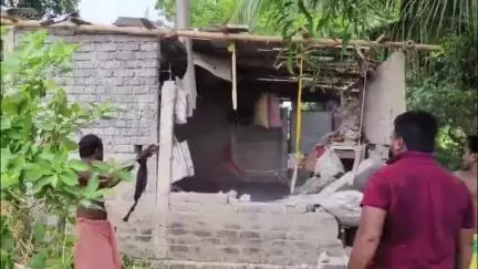 ଭଦ୍ରକ ଗ୍ରାମାଞ୍ଚଳ: ଭଦ୍ରକ ଗ୍ରାମାଞ୍ଚଳ ଥାନାଧିନ ତିହିଡି ରାଜପୁର ରେ ଗୁଣି ସନ୍ଦେହରେ ଗୁଣିଆର ଘର ଭାଙ୍ଗିଲେ ଗ୍ରାମବାସୀ,ନବ ବଧୂ ଙ୍କୁ ଗୁଣି କରି ନଚାଉଥିଲା