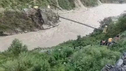 उत्तराखंड के रुद्रप्रयाग-बद्रीनाथ हाईवे पर बड़ा हादसा, अलकनंदा नदी में समाई बस; 2 लोगों की मौत और कई लापता