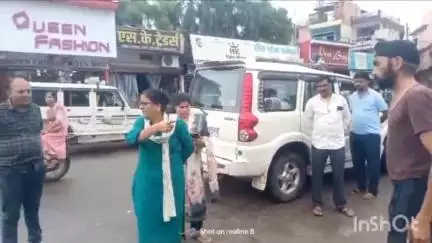 होशंगाबाद नगर: इंदिरा चौक पर अतिक्रमण हटाने पहुंची CMO को अतिक्रमणकारी दुकानदार ने दुकान में आग लगाने की धमकी दी