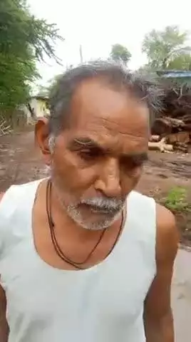 गांव हलगज जिला दमोह गांव की नली घर से निकली है और 4:5सालों से साफ नहीं हुई है जिसके कारण घरों में पानी जा रहा है विवाद की स्थिति है और 181 पर भी काल कर चुके हैं 2 साल से 2साल पहले भी आवेदन दिया था पिछले मंगलवार को भी दिया था और इस मंगलवार क