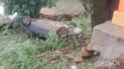 निवास: पिपरिया घाट के बंजारी मंदिर के पास विद्युत विभाग के अधिकारी का वाहन खाई में गिरा, कोई घायल नहीं