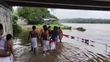 ഒറ്റപ്പാലം: മൃതദേഹങ്ങൾ ചുമന്ന് കൊണ്ടുപോകുന്നു, ഭാരതപ്പുഴ കരകവിഞ്ഞതോടെ ഷൊർണൂരിൽ ശ്മശാനത്തിലേക്കുള്ള വഴിയിൽ വെള്ളം കയറി