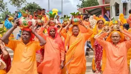 सिसवन: छितौली गांव में महायज्ञ के लिए निकाली गई कलश यात्रा