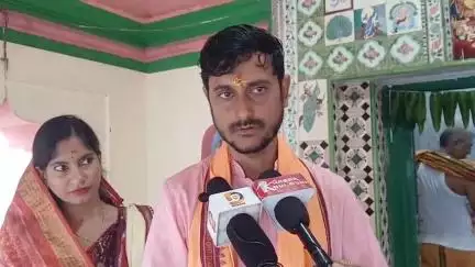 ବଲାଙ୍ଗୀର: ପ୍ରସିଦ୍ଧ ଗୋପାଲ ଜୀ ମନ୍ଦୀରରେ ନେତ୍ର ଉଛବ କାର୍ଯକ୍ରମରେ ଯୋଗଦେଇ ପ୍ରତିକ୍ରିୟା ରଖିଲେ ଉପ ଜିଲ୍ଲପାଳ ଓ ତାଙ୍କର ଶହ ଧର୍ମିଣି