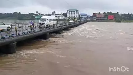 പട്ടാമ്പി: വെള്ളം ഒഴുകുന്നത് പാലത്തിന് തൊട്ടുതാഴെ, ഭാരതപ്പുഴ കരകവിഞ്ഞതോടെ പട്ടാമ്പിയിൽ ജാഗ്രതാ നിർദ്ദേശം