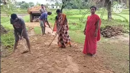 ଜୁନାଗଡ: ଶୁଣିଲାନି ପ୍ରଶାସନ, ପଣ୍ଡାପରା ବାସୀ ମିଶି କଲେ ରାସ୍ତା ମରାମତି କାମ #jansamasya