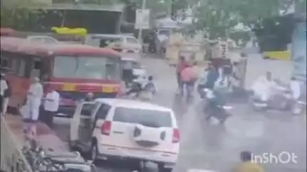 यवतमाळ: बसस्थानक परिसरात एसटी बसची धडक लागलेल्या महिलेचा उपचारदरम्यान मृत्यू,अवधूतवाडी पोलिसात मर्ग दाखल