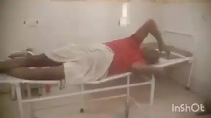 बिधूना: खरकपुर गांव निवासी व्यक्ति जामुन के पेड़ से गिरकर घायल, स्वास्थ्य केंद्र में कराया गया भर्ती