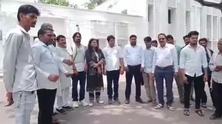 ललितपुर: सरकार द्वारा बंद किए जा रहे सरकारी स्कूलों के विरोध में कांग्रेसियों ने दिया ज्ञापन