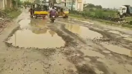 మైలవరం మండలంలోని వెల్వడం నుంచి గణపవరం అడ్డరోడ్డు వేయాలని కోరుతున్న వాహనదారులు #localissue