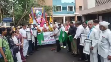 धुळे: राजश्री शाहू महाराज यांच्या जयंतीनिमित्त जिल्हाधिकारी कार्यालयातून मान्यवरांच्या उपस्थितीत काढण्यात आली समता दिंडी