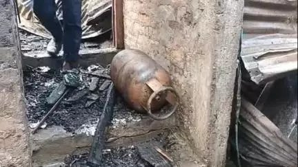 নগাঁও: ইছলাম পট্টিত ভয়ংকৰ অগ্নিকাণ্ড সংঘটিত, জুইত ভস্মীভূত একে ঘৰৰে ৫ জনকৈ ভাই-ককাইৰ ৫টাকৈ বাসগৃহ