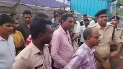 तामिया: गुलाबी गैंग ने चावल पानी की शराब दुकान कराई बंद, 12 लड़कियों के स्कूल न जाने की शिकायत पर प्रशासन पहुंचा