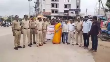 మెదక్: గంజాయి రహిత సమాజం నిర్మాణం కోసం ప్రతి ఒక్కరు కృషి చేయాలి: రామాయంపేట తహసీల్దార్ రజనీకుమారి, ఎస్‌ఐ బాలరాజు