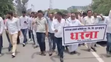 झुंझुनू: झुंझुनू के PWD ठेकेदारों ने कलेक्ट्रेट के सामने रैली निकालकर किया प्रदर्शन, कलेक्टर को दिया ज्ञापन