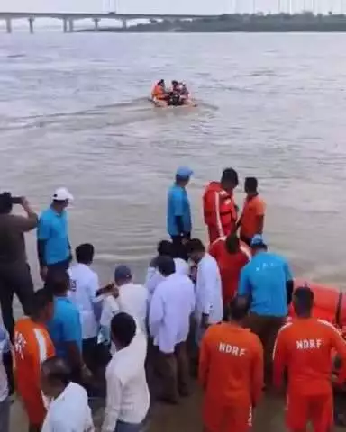 कालपी: कालपी में यमुना नदी के तटवर्ती इलाकों में संभावित बाढ़ को लेकर जिला प्रशासन ने NDRF व SDRF के साथ की मॉकड्रिल
