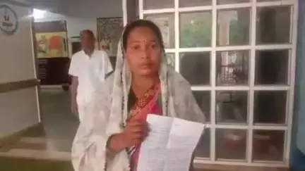 डिंडौरी: पुरानी डिंडौरी निवासी महिला पड़ोसी से परेशान होकर कलेक्टर कार्यालय पहुंची, प्रशासन से लगाई गुहार
