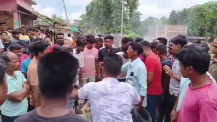 ইসলামপুর: মাটিকুন্ডা দুই গ্রাম পঞ্চায়েতের জগতাগাঁও গ্রামে এক যুবতী অপহরণের ঘটনায়  রাজ্য সড়ক অবরোধ করে বিক্ষোভ গ্রামবাসীদের