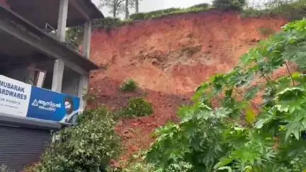 പീരുമേട്: ശക്തമായ മഴയിൽ വണ്ടിപ്പെരിയാറിൽ വ്യാപക മണ്ണിടിച്ചിൽ, വീടുകളിലേക്കുള്ള റോഡ് ഇടിഞ്ഞതോടെ കുടുംബങ്ങൾ ദുരിതത്തിൽ
